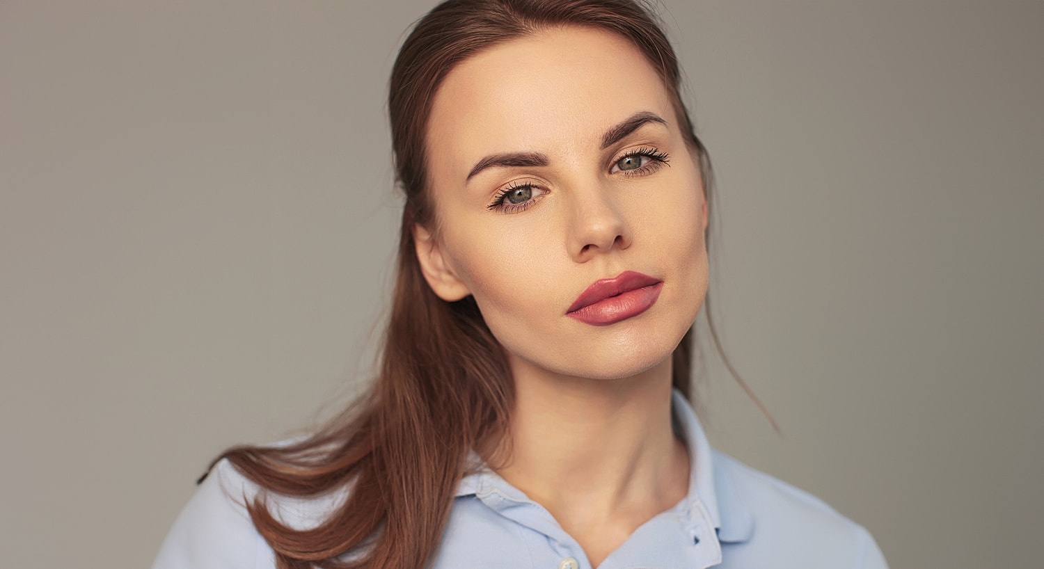 Model with naturally high frontal hairline